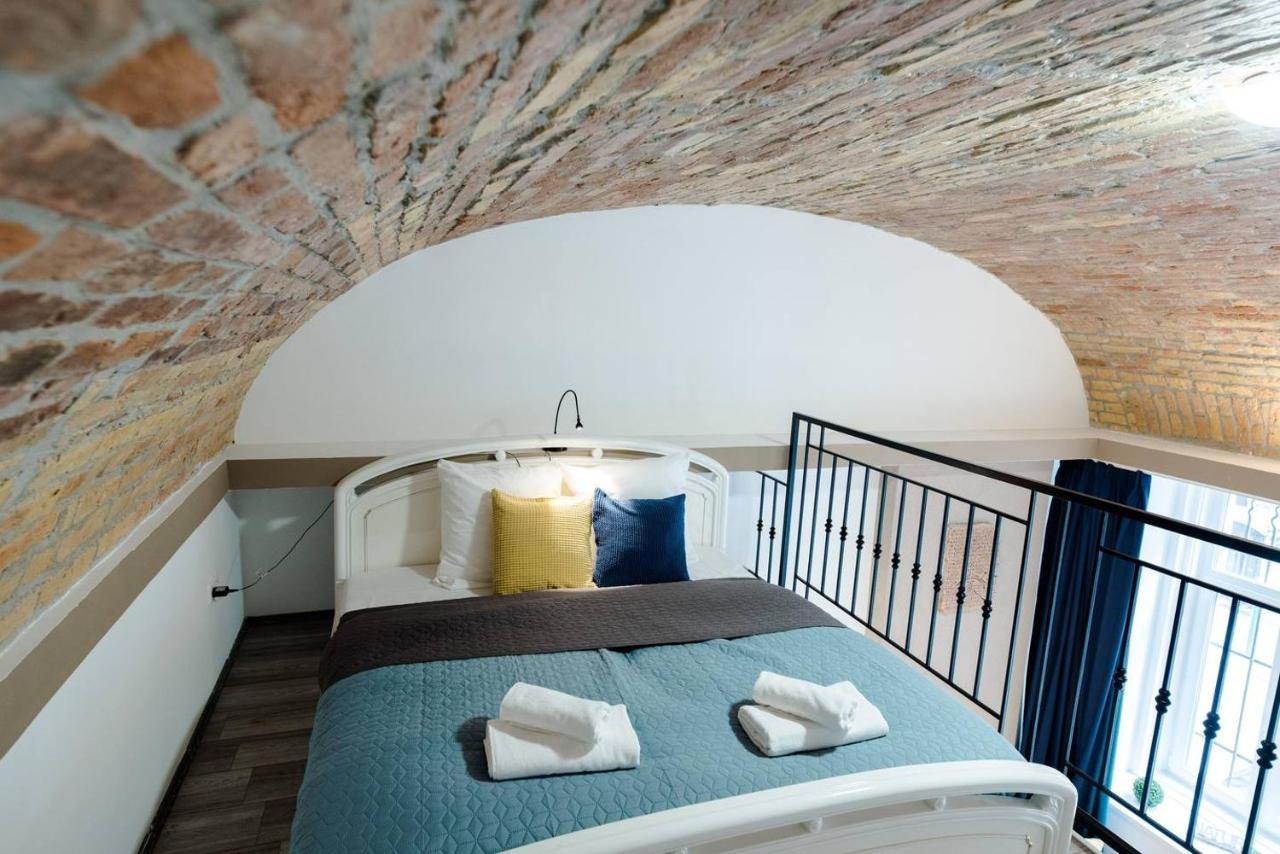 Apartment Newly Refurbished At Superb Location