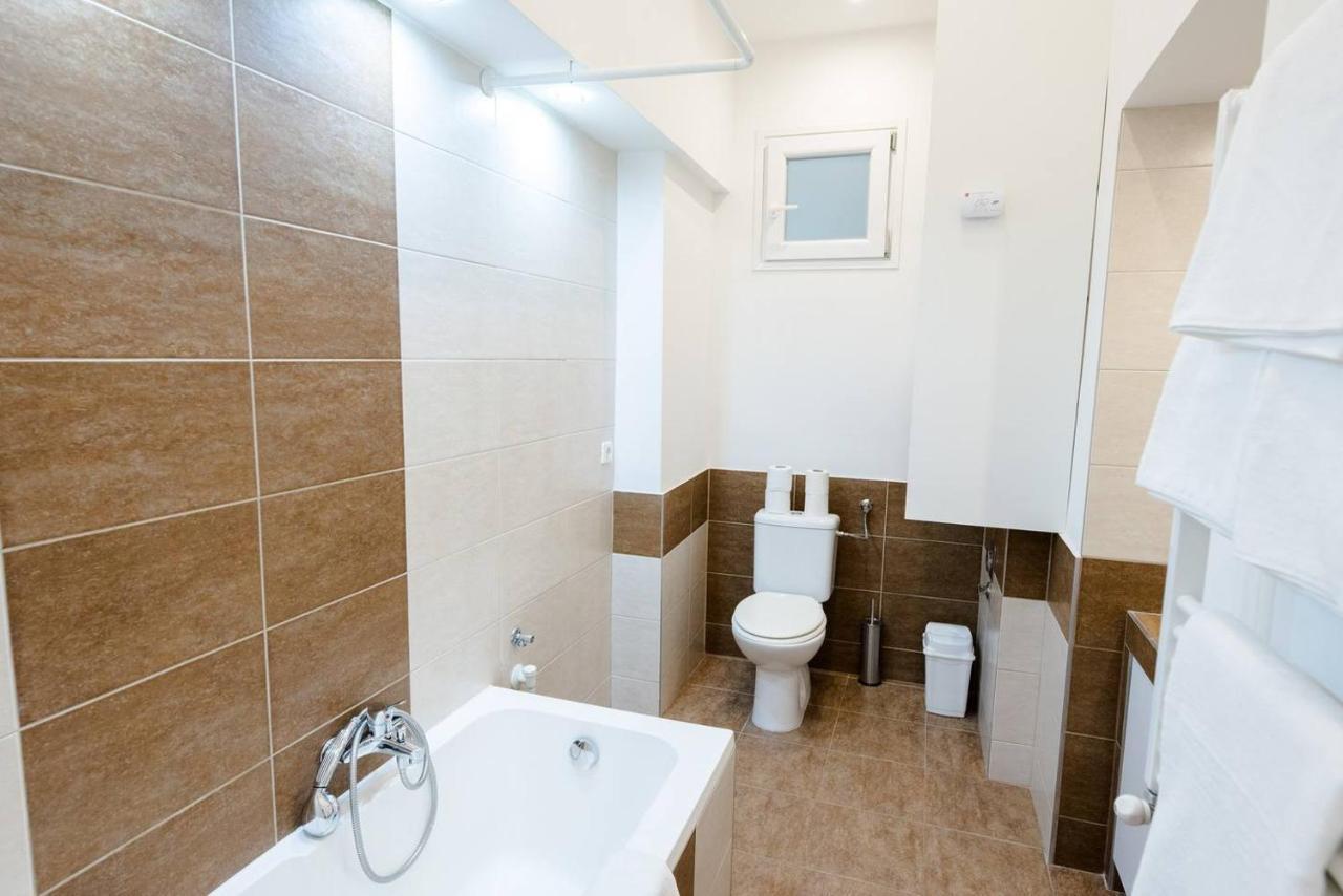 Apartment Newly Refurbished At Superb Location